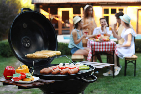 bbq玉米香肠烧烤图片