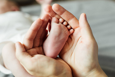 妈妈在洗澡后照顾婴儿.父母照看孩子.儿童保健与幸福家庭照片