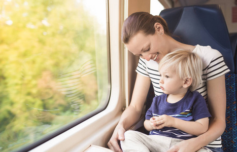 母亲和一岁的儿子坐火车图片