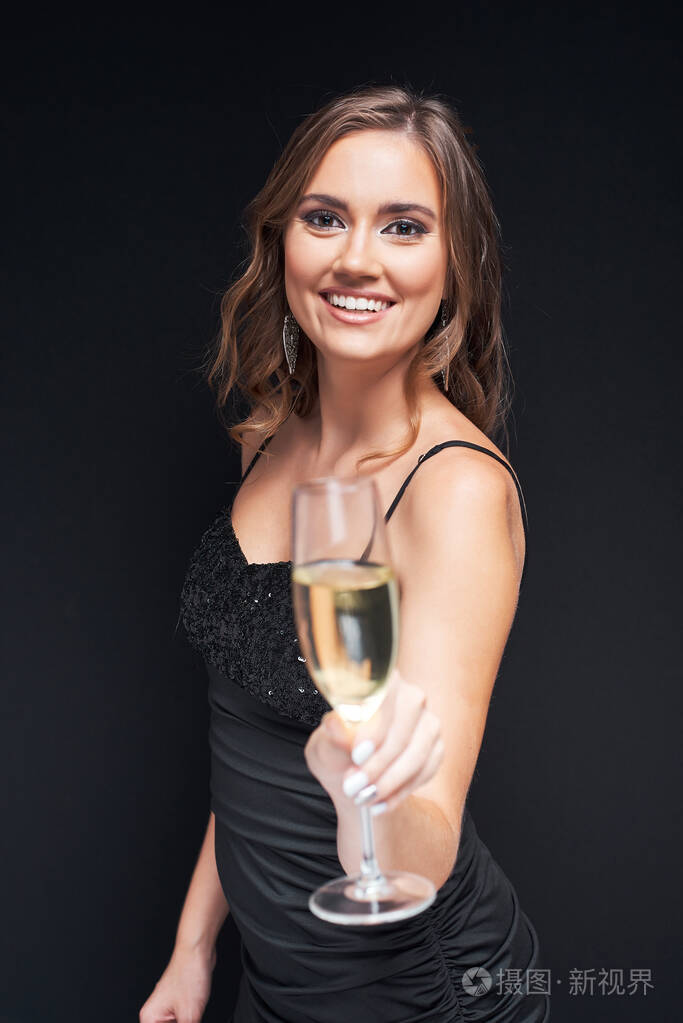 年轻优雅的女人在聚会上喝着香槟。
