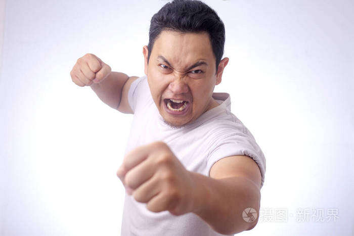 愤怒的亚洲男人表情准备战斗