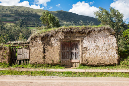 秘鲁用土坯建造的简陋的房子照片