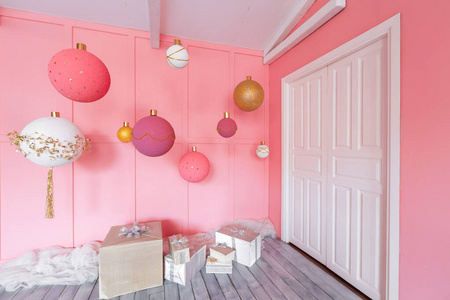 儿童房里粉红色背景的大圣诞球图片