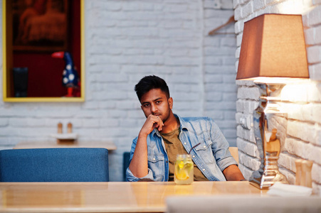 印度柠檬水英俊成功的南亚人,年轻的印度照片