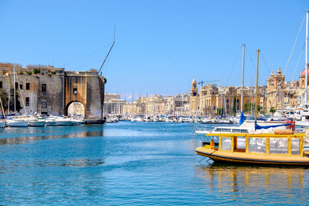 马耳他三个城市的汽艇和客船图片