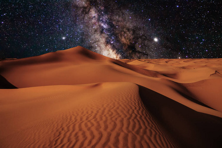 夜空下的撒哈拉沙漠美景.照片
