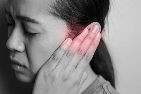 全身年长的女人用手捂住耳朵,愤怒和厌倦地听到一些声音将手放到她的