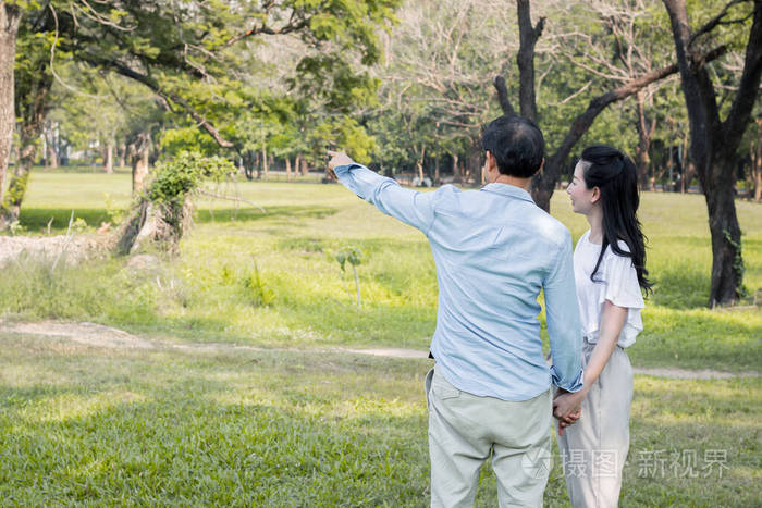 公园里的成年男女情侣。