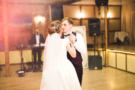 新人在餐厅的第一场婚礼舞会照片