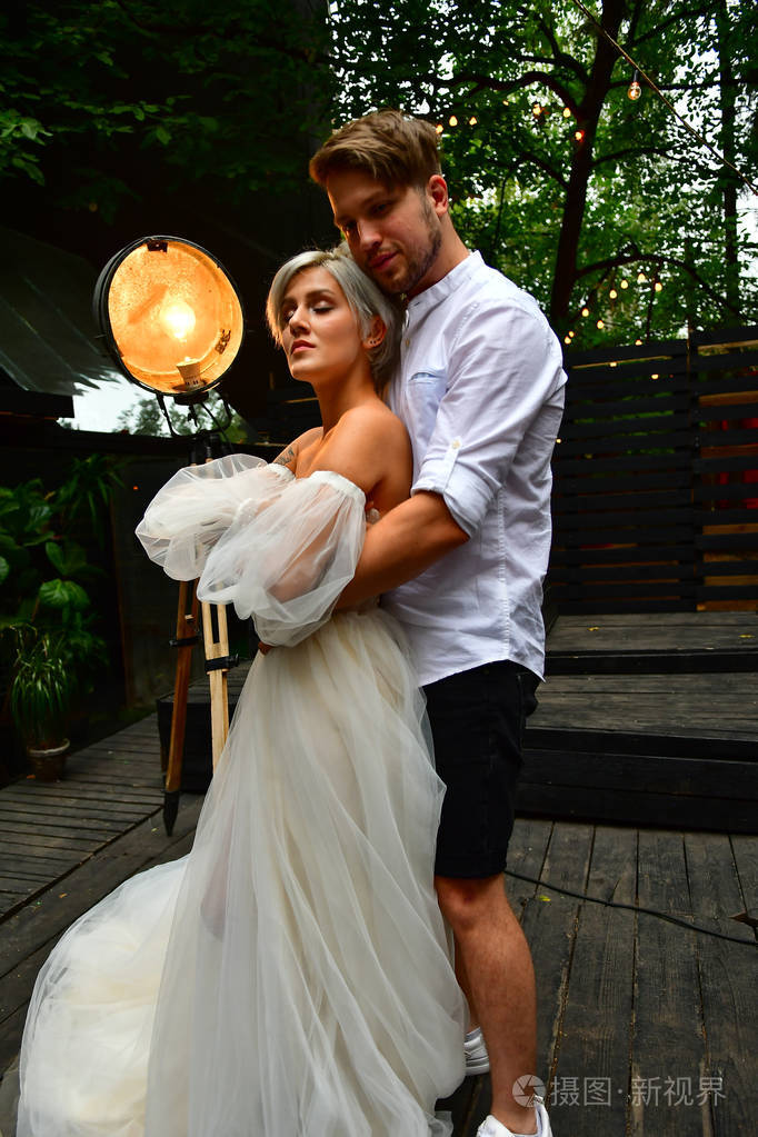 幸福的年轻新婚夫妇接吻拥抱