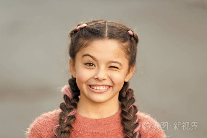 一切都会好起来的女孩眨眼开朗的脸灰色背景女孩开朗对一切都满意愉快