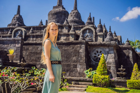 的女游客在佛陀寺婆罗门维哈拉阿拉马班加尔巴厘岛,印度尼西亚照片