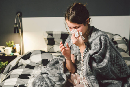 感冒和流感季节.有过敏症状的妇女照片