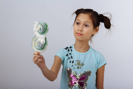 手拿棒棒糖图片