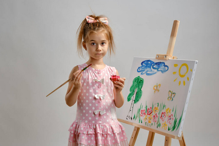 画画中小孩图片