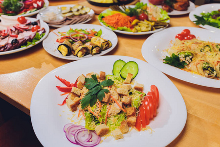 美食餐桌庆祝美味的派对聚餐概念.很多食物.