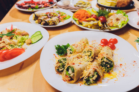 美食餐桌庆祝美味的派对聚餐概念.很多食物.