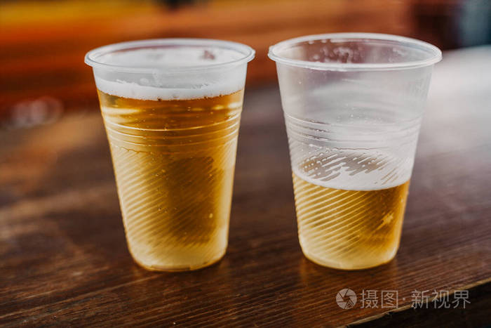 两杯啤酒图片实拍图片