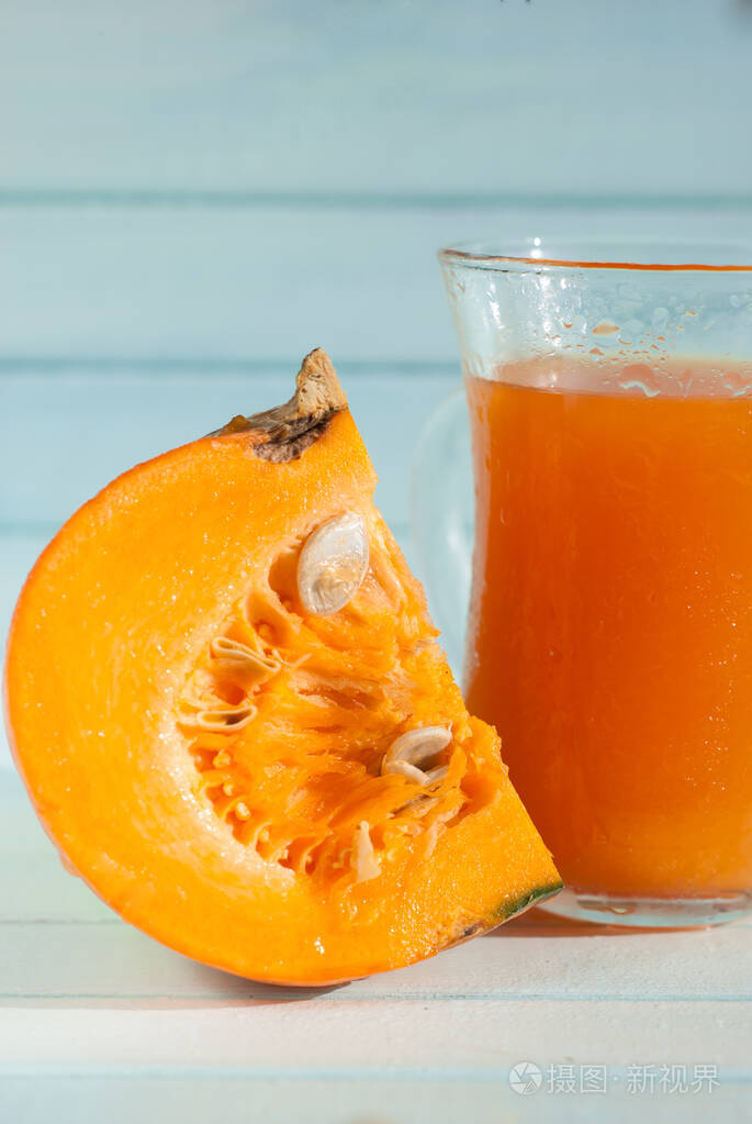 玻璃杯里的南瓜奶昔蓝色背景