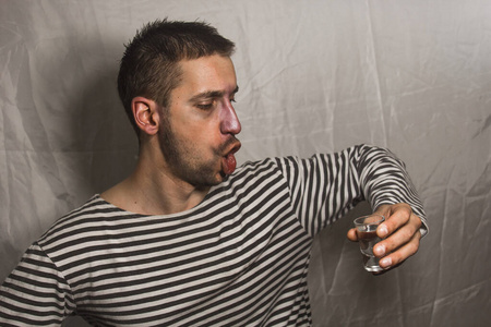 喝酒父亲男性酗酒.喝酒的父亲,男人喝伏特加.感觉不舒服.