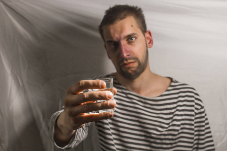 男性酗酒.喝酒的父亲,男人喝伏特加.感觉不舒服.殴打,在家酗酒.