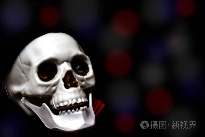 令人毛骨悚然的笑脸骷髅头特写黑色背景复制空间死亡和神秘概念万圣节