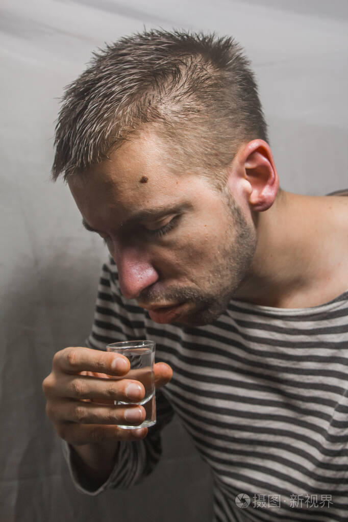 男性酗酒喝酒的父亲男人喝伏特加感觉不舒服殴打在家酗酒戒酒
