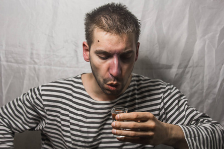 男性酗酒.喝酒的父亲,男人喝伏特加.感觉不舒服.殴打,在家酗酒.