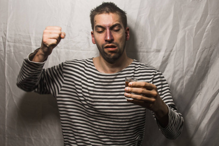 男性酗酒.喝酒的父亲,男人喝伏特加.感觉不舒服.殴打,在家酗酒.