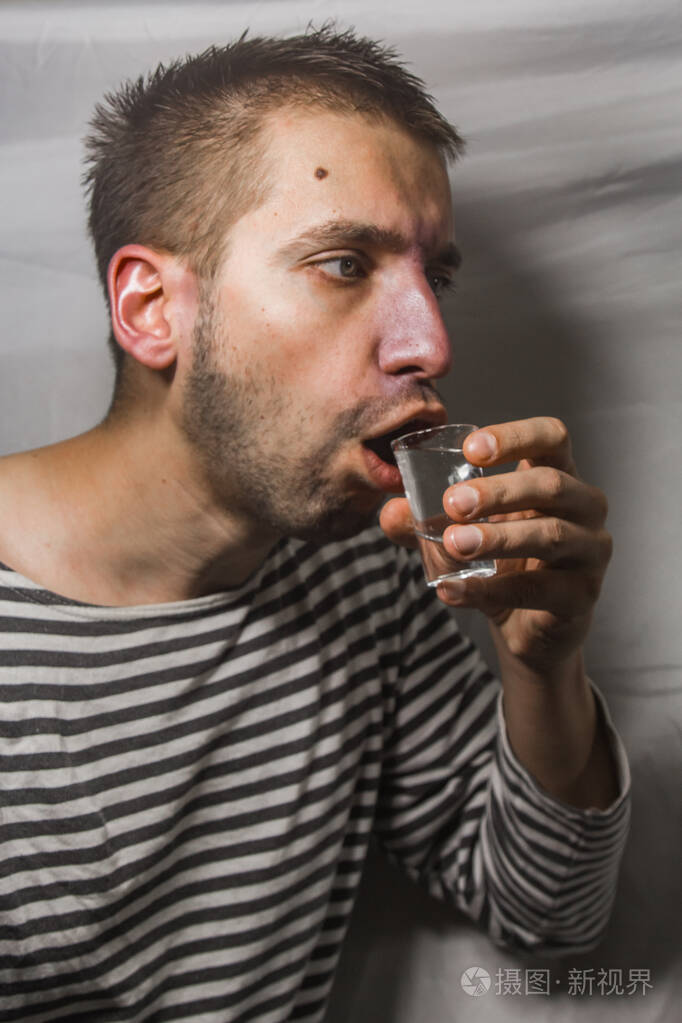男性酗酒喝酒的父亲男人喝伏特加感觉不舒服殴打在家酗酒戒酒