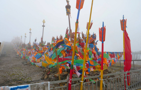 青海拉吉山藏传佛教寺院图片