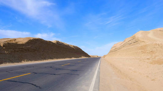 青海阳光蓝天与高速公路景观图片