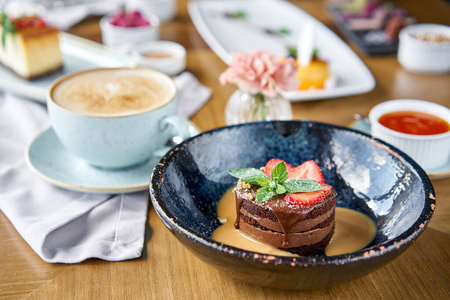 卡布奇诺和很多甜点在桌上.照片