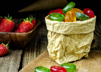 袋子里的糖果一个纸袋里装着许多什锦糖糖果照片