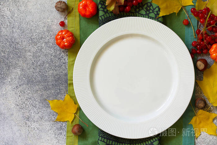 秋天的乡村餐桌。感恩节或秋收桌套