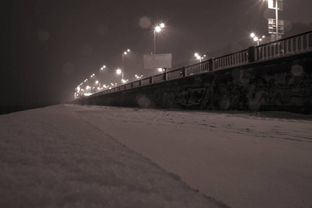 冬日的雨雪映衬下的夜旧桥图片