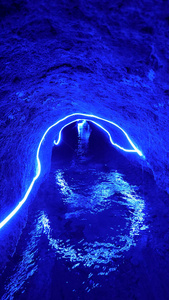 吐鲁番坎儿井山泉水地下隧道图片