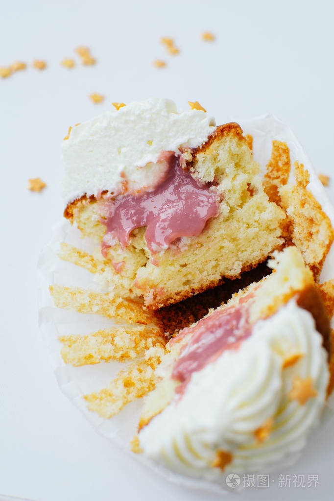 切成半杯形蛋糕浆果馅切块白底撒上金色糖果生日婚礼庆典的甜点