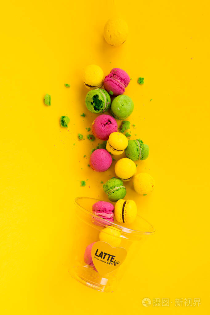 黄色背景颜色鲜艳甜甜的杏仁饼反重力不对称