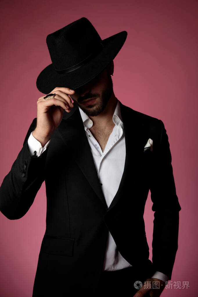 一个神秘的男人向他行礼把手放在口袋里