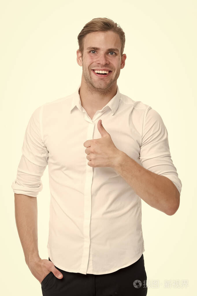 那个家伙竖起大拇指.质量上乘.男士自信地强烈推荐白色背景.