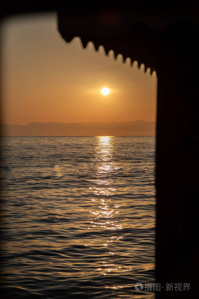 在海滩的前景是波浪和背景
