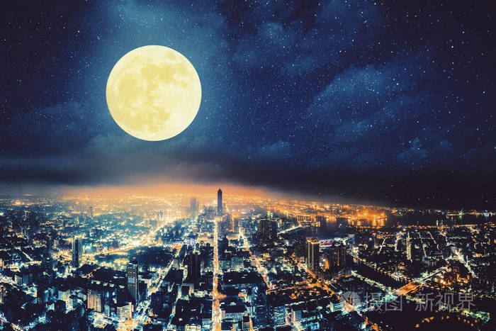 夜空满月城市鸟瞰图