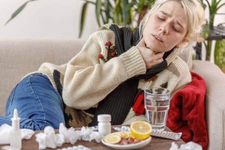 病人感冒了,感觉不舒服,喉咙痛.喉咙痛的不健康女孩.照片
