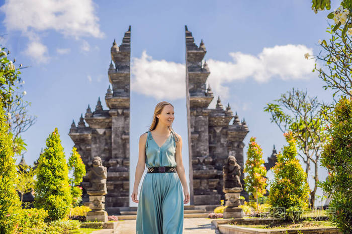 年轻的女游客在佛陀寺婆罗门维哈拉阿拉马班加尔巴厘岛印度尼西亚