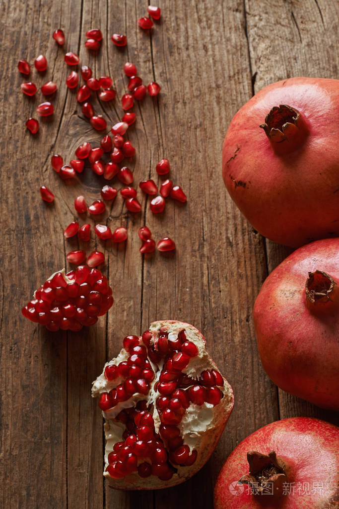成熟的石榴果放在木桌上