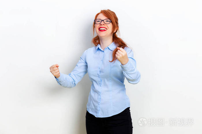 惊喜兴奋微笑女子举起手来胜利者少女成功握拳是的可以手势孤立在白色
