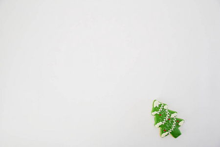 鸡蛋松饼采用易碎的培根白底杏仁松饼英格兰松饼向蓝色背景圣诞甜点