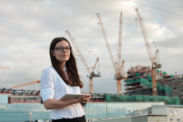 建筑师在施工现场进行监督 年轻的女工程师 手里拿着平板电脑 照片 正版商用图片2p6veu 摄图新视界