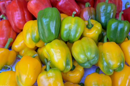 五颜六色的绿色,红绿色和黄色辣椒辣椒红背景照片